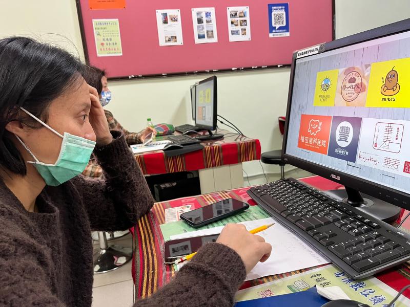 何雅芳學員於南澳電腦教室參與「LOGO設計課程」。