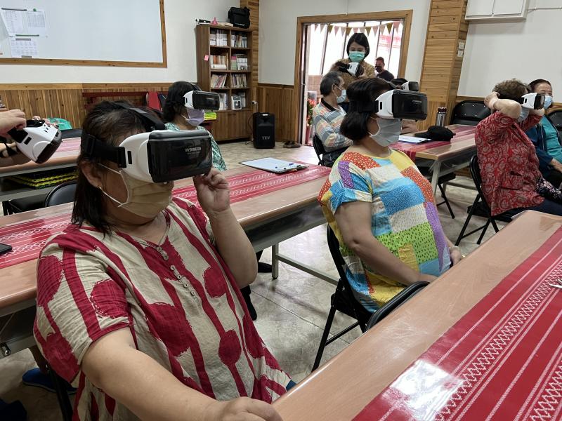 <p>5/23虛擬實境AR/VR體驗課程，長輩們初次帶上VR眼鏡，沉浸在虛擬的世界中遨遊。</p>