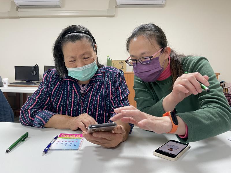 <p>拍攝地點：後龍 DOC /&nbsp;後龍 DOC</p>

<p>&nbsp;</p>

<p>後龍 DOC 開設「我的 LINE 貼圖」課程，學員曉惠熱心協助同學操作 LINE 拍貼 APP，幫助學員順利完成 LINE 貼圖創作。</p>