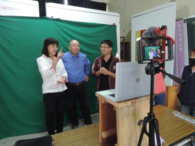 <p>拍攝地點：橫山數位機會中心<br />
照片說明：學員站在綠幕前準備主播稿的錄製。</p>