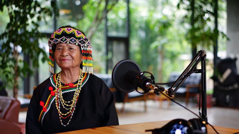 望鄉部落耆老Tina ibu（谷月霞），錄製布農巒社群的歌謠及古調，作為線上實境系統的數位互動元素。
