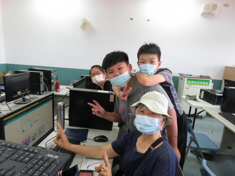 銀少共學-北埔國小的小朋友很耐心的協助讓長輩也學寫程式