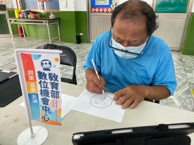 <p>長輩使用平板電腦搜尋喜歡的圖案，以手繪方式設計杯墊圖騰。</p>