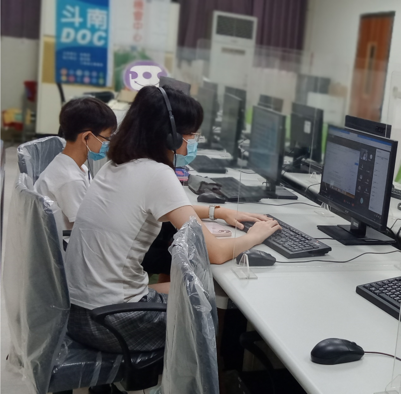 學員借用DOC教室的電腦上線上課程