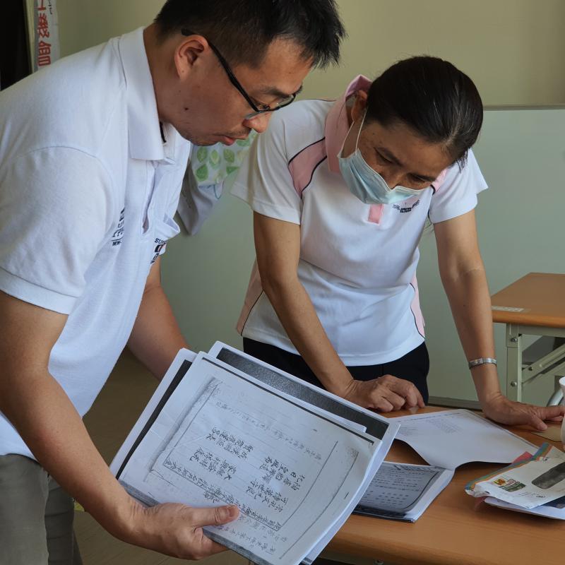 講師楊禮仁與老師劉連珠分享研究中的文史資料。