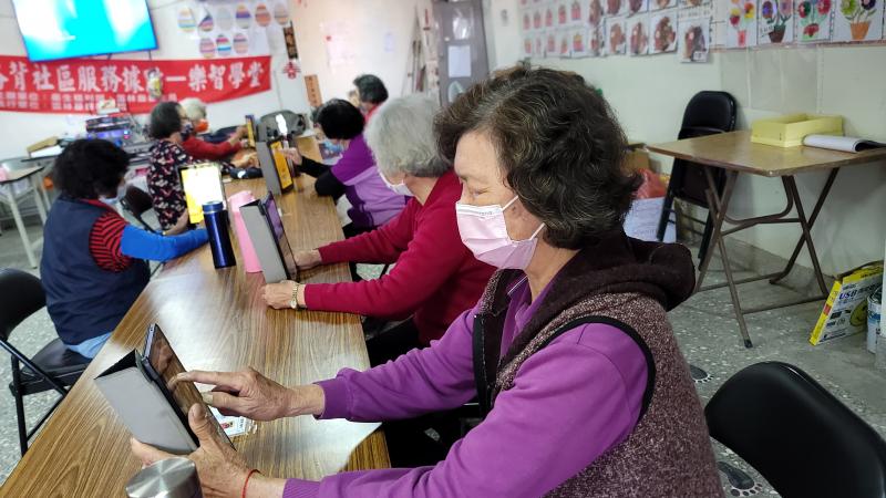 學員練習益智遊戲體驗。