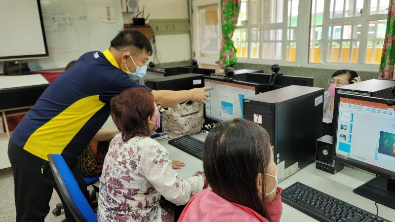 老師指導學員操作情形。