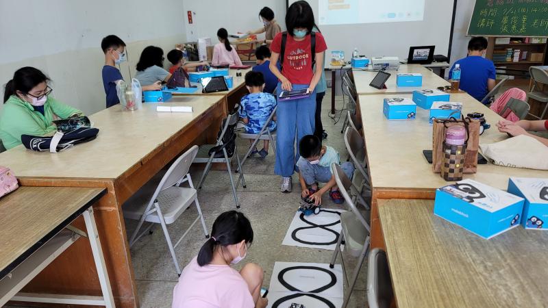 小朋友測試自行車行走情形。