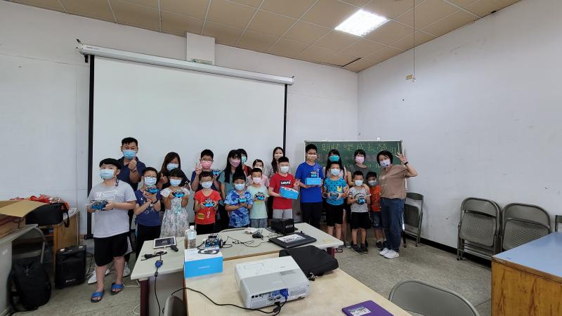 參與的親子學員一同合影。