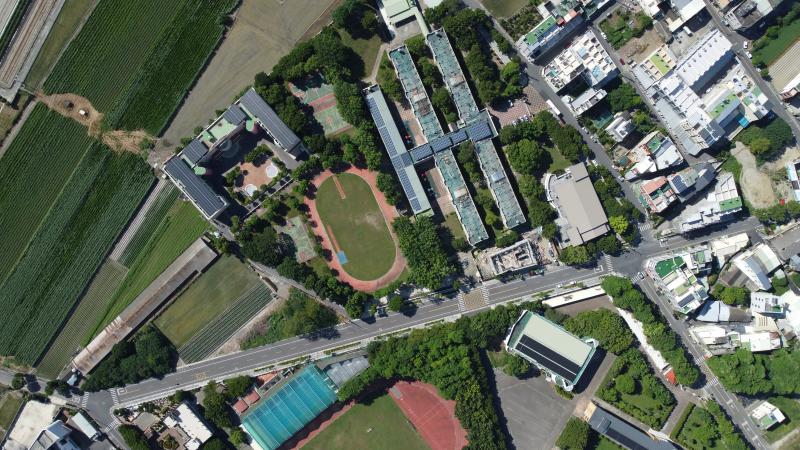 空拍機拍攝崙背國國小周遭畫面。