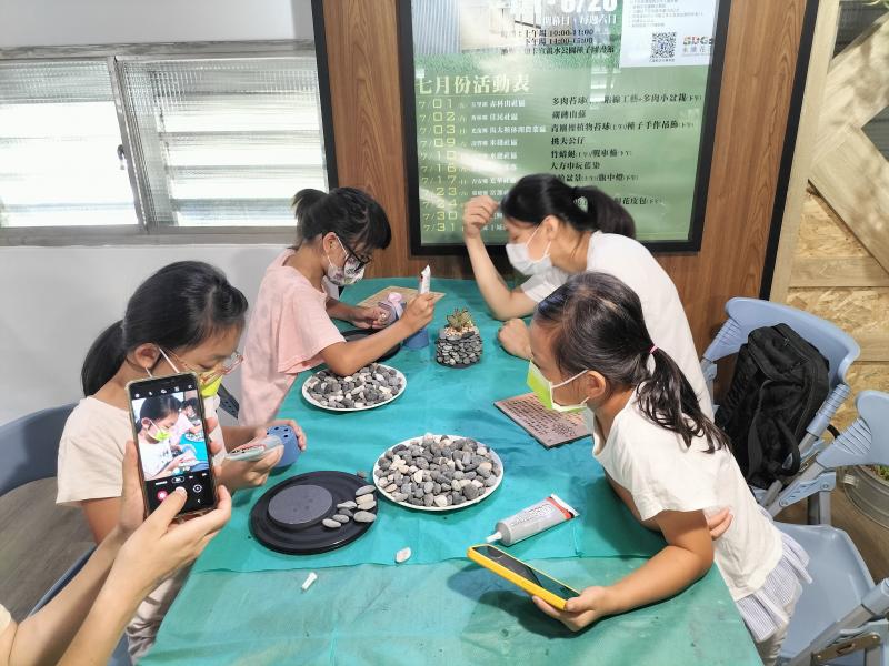 結合新興科技(雷雕)的砌石盆栽，配合手機直播功能，即拍即播。