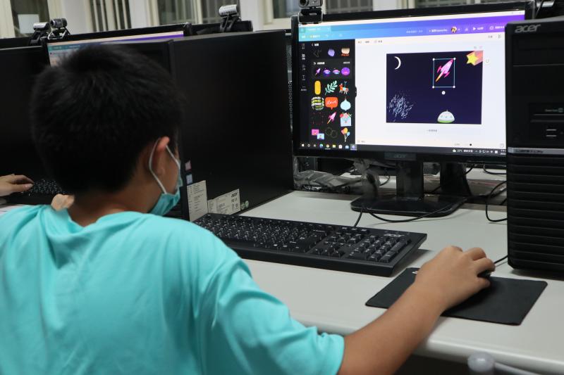 學員認真操作中