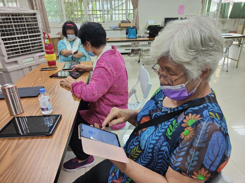 下課了~還想繼續玩益智遊戲，拿出手機下載APP回家繼續玩