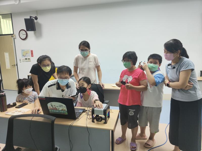 大家好奇~這對父女設計的圖樣