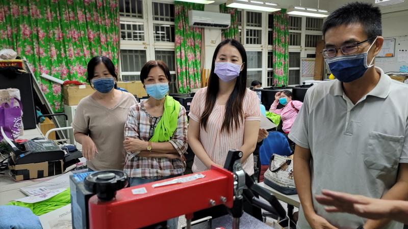 學員體驗熱轉印機轉印成品。