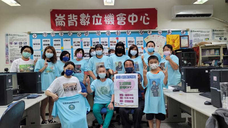 學員穿著轉印好的T恤運動服合影。