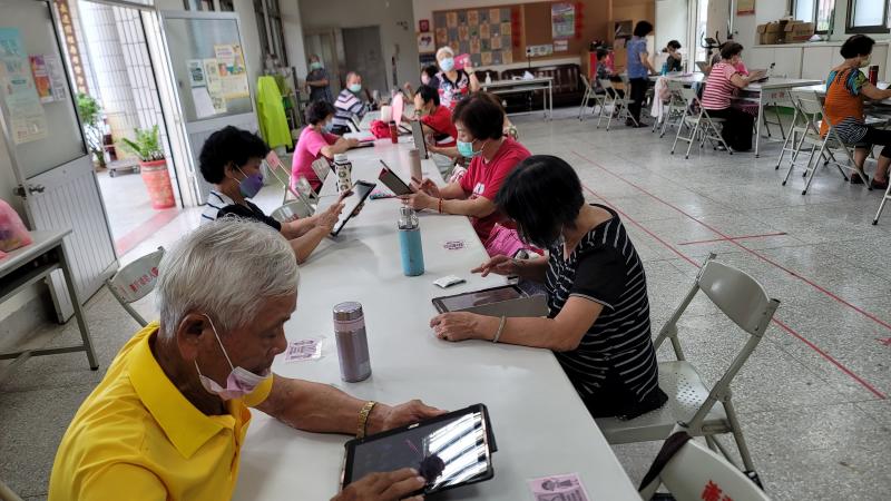 學員上網觀看防疫影片。