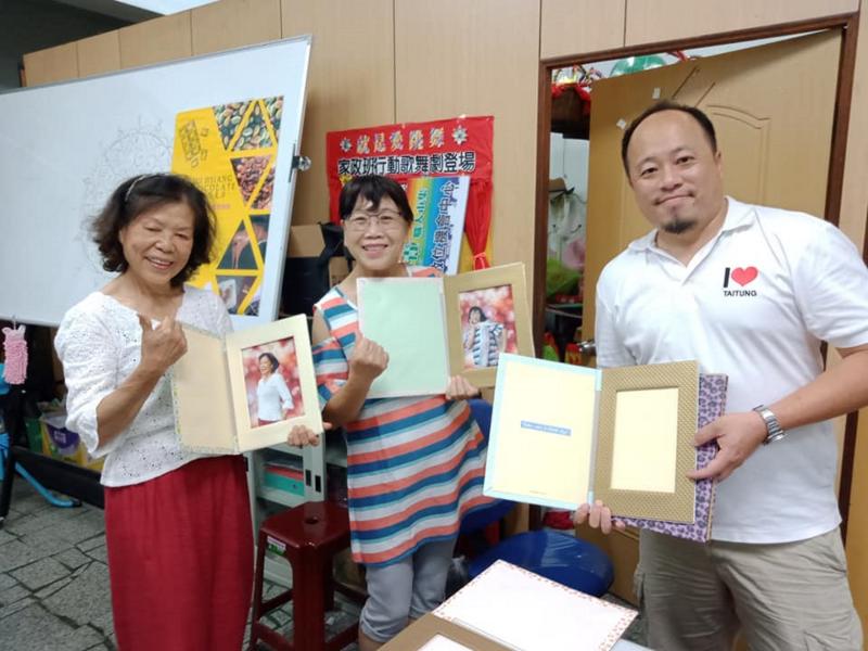 學員李美麗(左)參加佳冬DOC各項數位課程，生活壓力獲得紓解、重展許久未見的笑容