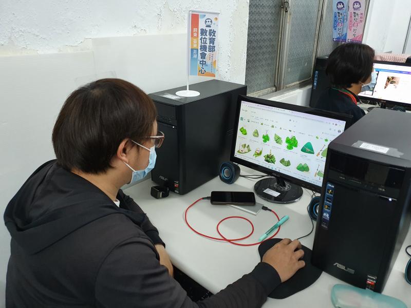 學員練習講師教授的APP製作海報