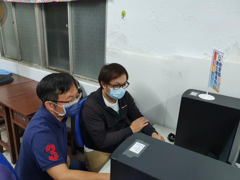 講師協助學員使用[威力導演軟體]進行影像剪輯課程