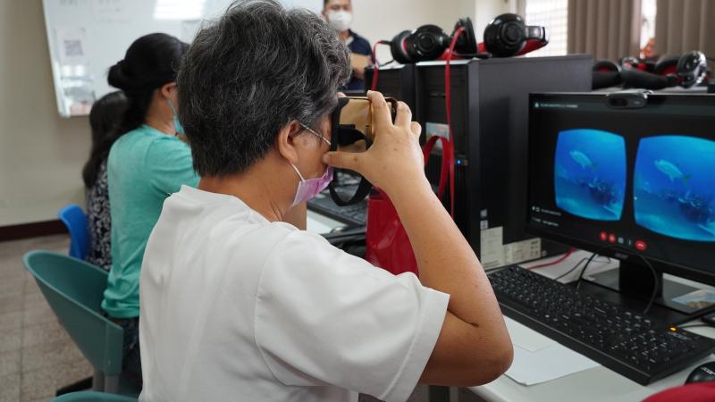 <p>今年埔里DOC開設VR體驗課程，學員使用自已製作的紙盒VR眼鏡，放入自己的手機並打開VR影片或照片，學員開心的表示透過VR虛擬實境讓人在家就能環遊世界呢!</p>