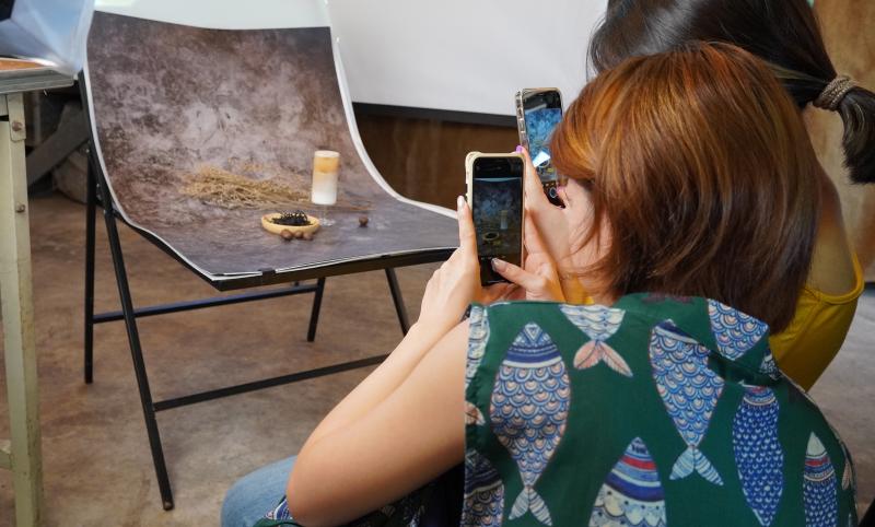 <p>透過使用現有小道具加上拍攝展架並加上補光，人人都能拍出有質感的商品照片。</p>