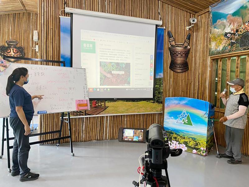 <p>與部落文健站合作，邀請耆老說故事，從傳統服飾至部落原生植物，全程使用排灣母語發音，DOC透過數位工具，記錄典藏，並轉化為鄉土教材。</p>