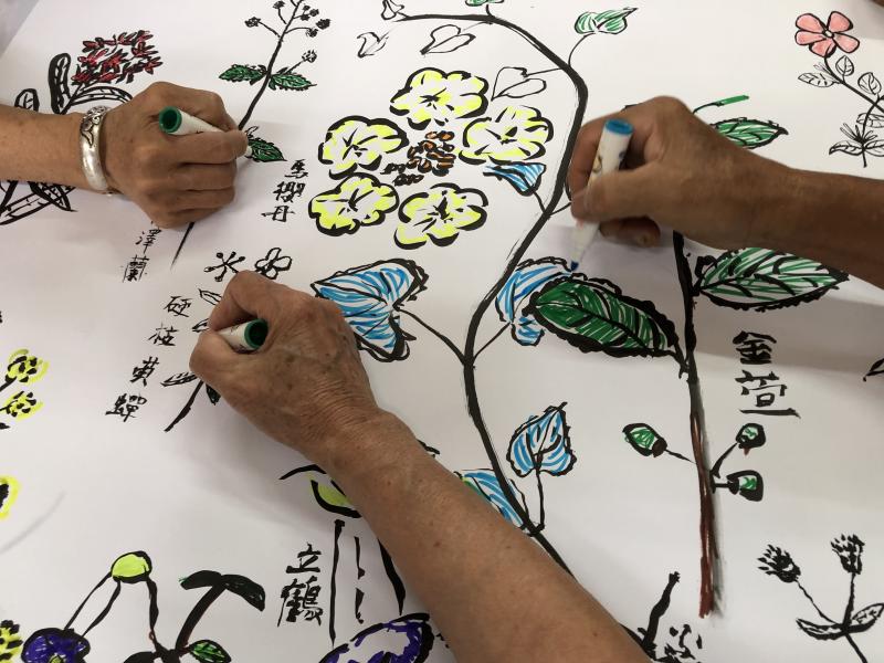 <p>拍攝地點：橫山數位機會中心<br />
拍攝內容：透過毛筆與彩色筆的搭配，將茶園採集的植物共繪為一張海報。</p>