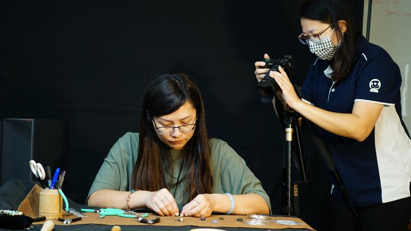 <p>新民DOC協助地方工藝師，善用輔導團的拍攝支援及影像記錄，申請國家工藝中心的台灣綠工藝認證。</p>