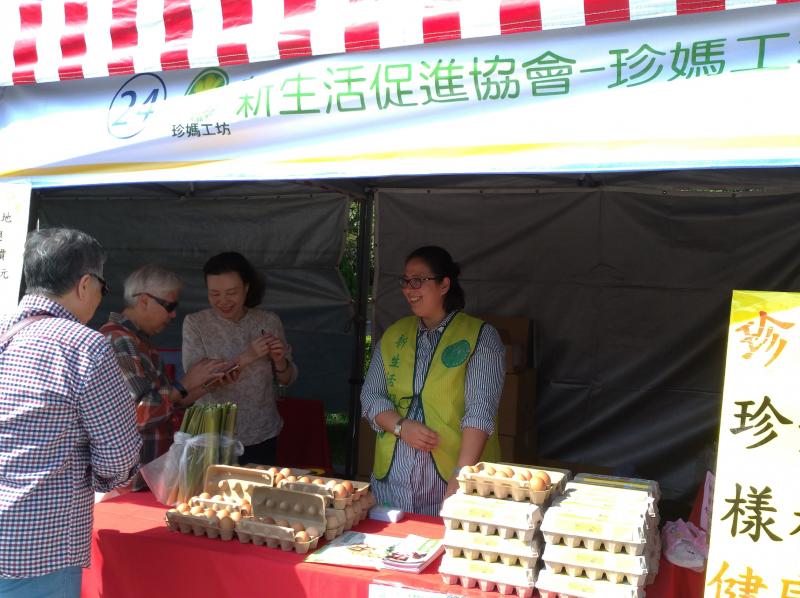 珍媽工坊經由筱君主任的帶領，在假日參與許多市集活動。