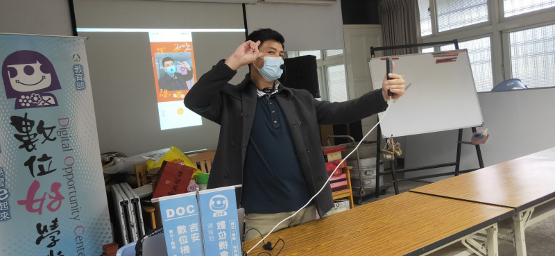 講師取景教學的擺拍示範照