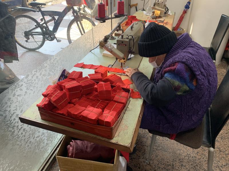 <p>千歲阿嬤香火工作坊，具有在地濃厚人文氣息的香火袋製作過程，認真專注的阿嬤，一個一個地為每個香火袋蓋上</p>