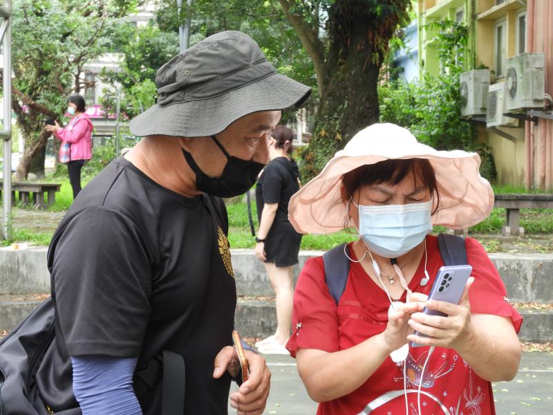 手機遠端控制家電、空拍機、會說話的小艾、製作影片在Youtube上分享、4D環景攝影、……琳琅滿目的課程超豐富的！只怕你不來上，只要來學習，一定有收穫，美婷聘請來的老師大部分都很認真，剛開始來上課時，我擔心自己完全不懂，會因為跟不上而中斷半