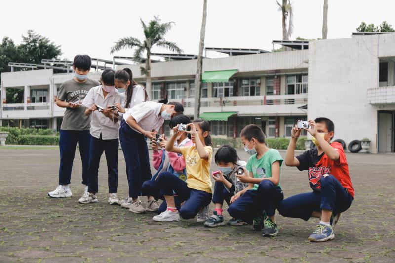 <p>光復DOC五月份於太巴塱國小開設「小攝影師的三個大夢」親子專班，帶領孩子們用相機鏡頭認識校園之美。</p>