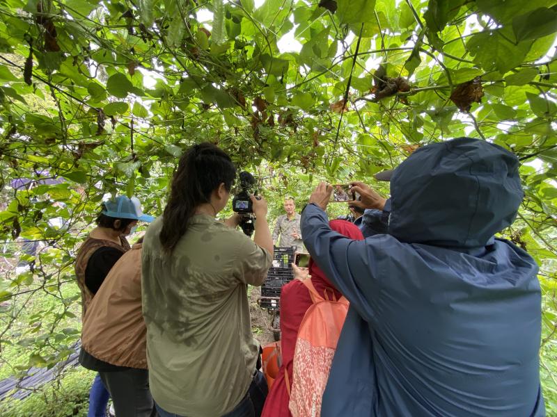 <p>學員們戰戰兢兢地搶佔爭奪攝影點，捕捉最精彩的瞬間照片，增添攝影當下的趣味與刺激感。</p>