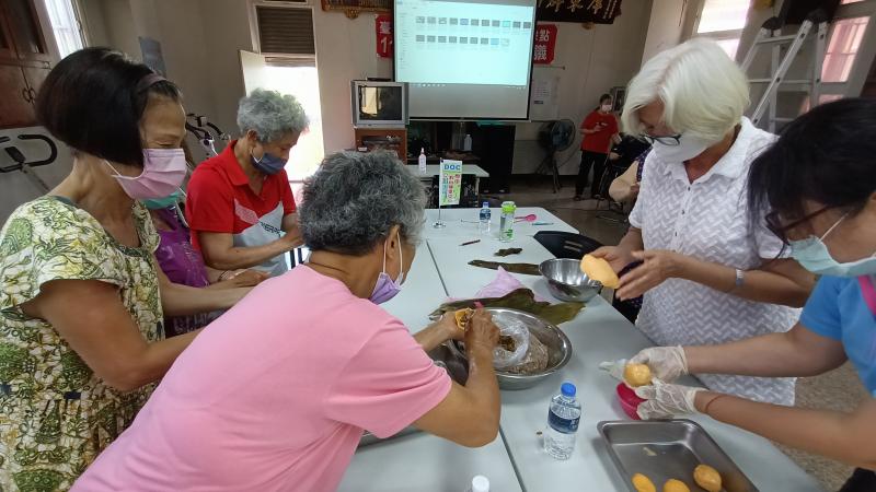 <p>教導學員動手包裹食材製作粿粽感受到參與製作的樂趣</p>