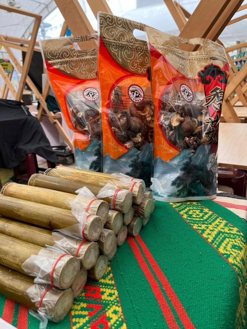 興市集活動上也特別準備原住民竹筒飯，也吸引日本youtuber虎斑竹專賣店頻道拍攝。