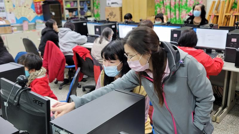 跟學員討論操作細節。