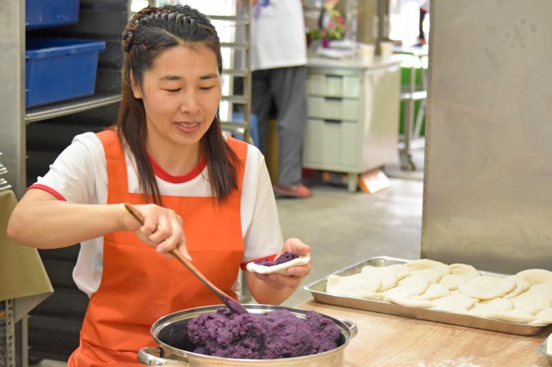阿潔使用紫薯現做美味饅頭