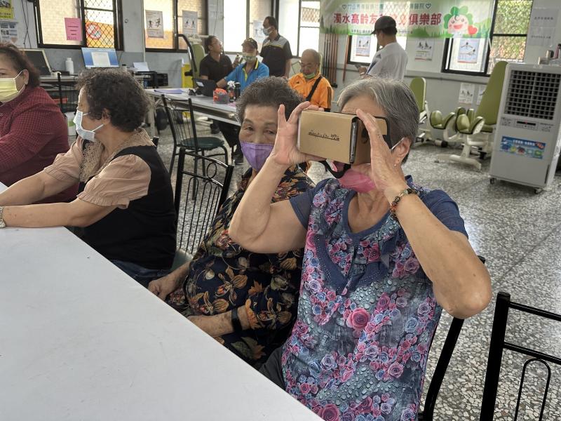 <p>新民DOC於名間鄉濁水社區開地方文化創新應用數位課程，長輩學員戴上VR眼鏡了解360環景，嘖嘖稱奇，真的看見新世界！</p>