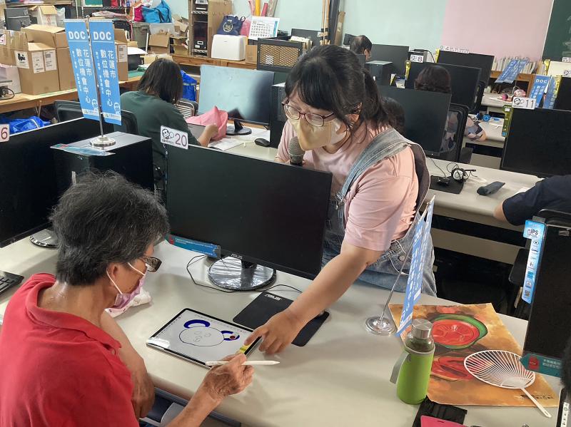 花蓮市DOC辦理「數位藝術家」課程，講師指導學員練習進行繪圖創作-封面照
