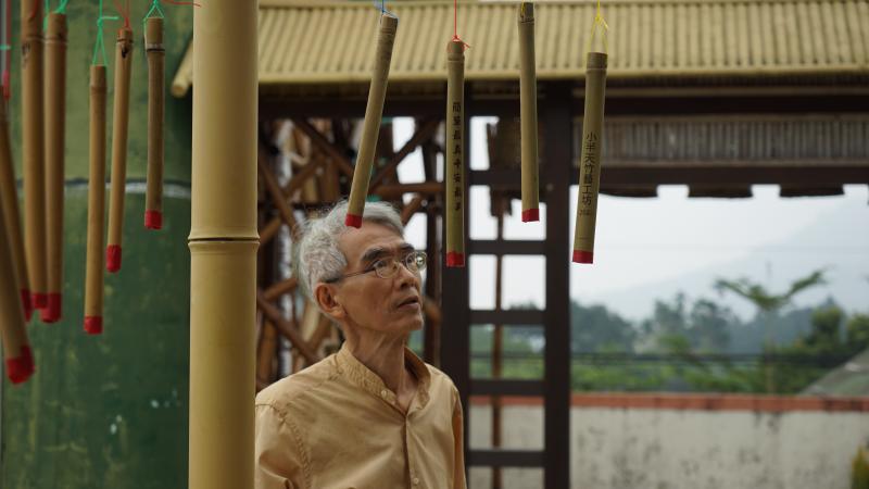 <p>鹿谷DOC學員結合地方竹藝文化特色，透過鐳雕技術，製作出一根根迎風飄揚的孟宗竹鈴，成為文化特色裝飾。</p>