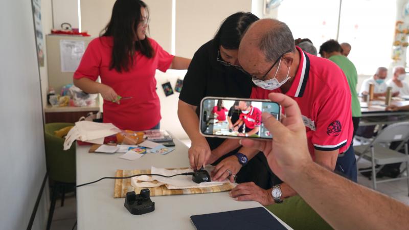 <p>龍安DOC為巷弄照服站的長者們開設數位工藝課程，使用平板電腦繪製圖像作品，並透過熱轉印技術呈現在環保手提袋。</p>