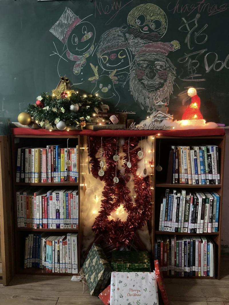 用「花市圖資源中心」的交換圖書製作小聖誕樹及壁爐，也用雷雕製作裝飾小物，主體視覺以紅、綠、白、黃、金等顏色襯托出溫馨浪漫的聖誕節氣氛~歡迎大家來「花蓮市數位機會中心」預約諮詢數位服務及借閱數位書籍專區館藏喔~