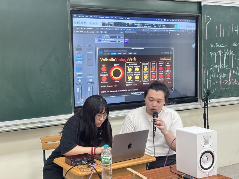 <p>講師向學生介紹如何使用數位音樂編輯軟體，並讓學生上台親自體驗及操作</p>