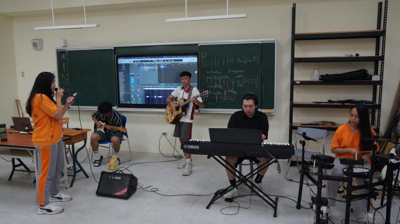 <p>講師帶著羅浮的原住民青年樂團，利用數位音樂工具一同創作族語歌曲</p>