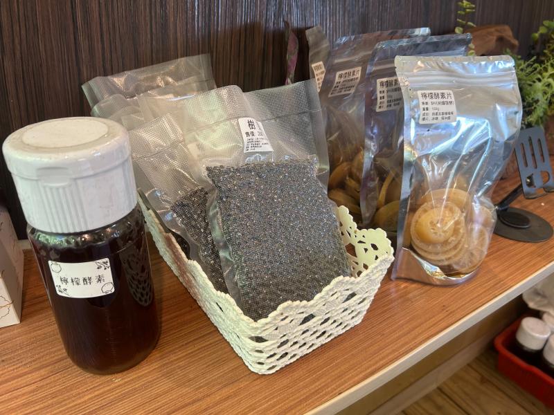 咖啡館裡，不僅提供咖啡和點心，還展示和銷售一些當地的小農產品.未來也會不定期舉辦部落及社區文創品展示會.