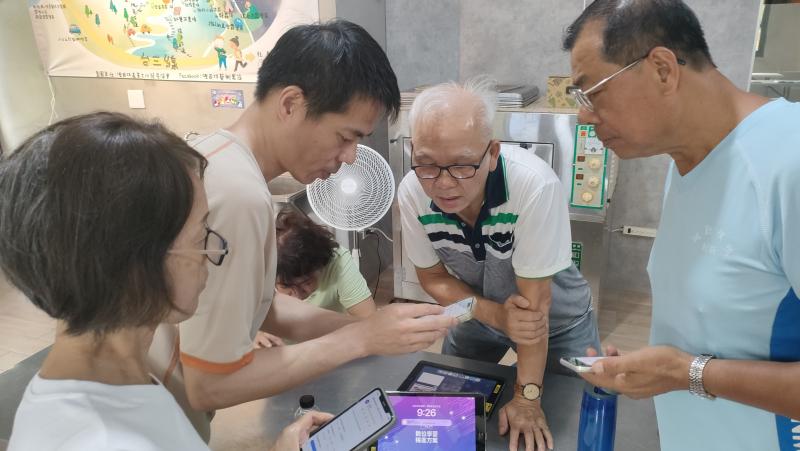 認真聽老師說明手機各項功能