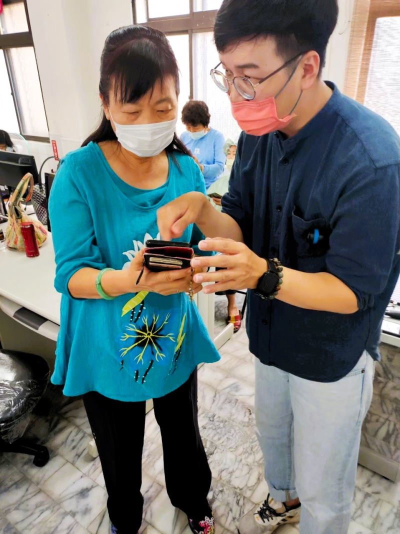 學員今年上doc數位課時，向老師提問時所拍攝的照片