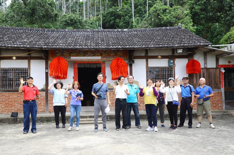 講師與學員於古厝前合影